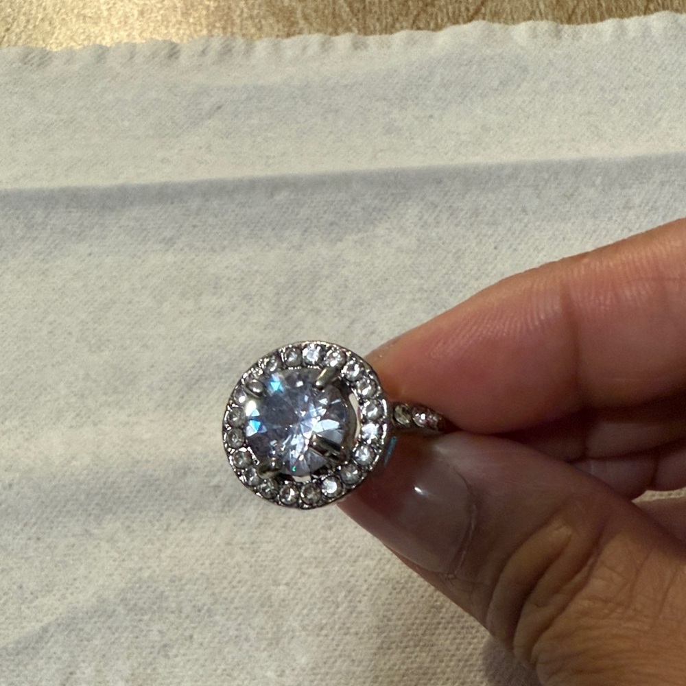 Elegant Silver Tone Women's Ring - Picture 2 of 5